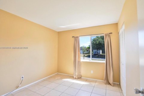 House in Port St. Lucie, Florida 3 bedrooms, 109.25 sq.m. № 2038725 - photo 12