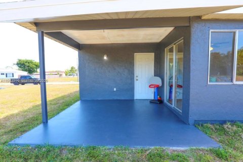 House in Port St. Lucie, Florida 3 bedrooms, 109.25 sq.m. № 2038725 - photo 18