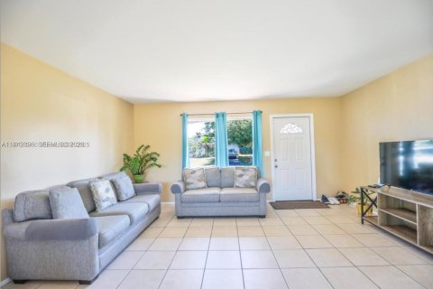 House in Port St. Lucie, Florida 3 bedrooms, 109.25 sq.m. № 2038725 - photo 5