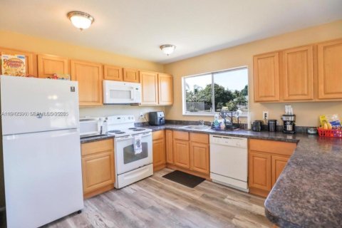 House in Port St. Lucie, Florida 3 bedrooms, 109.25 sq.m. № 2038725