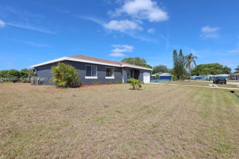 House in Port St. Lucie, Florida 3 bedrooms, 109.25 sq.m. № 2038725 - photo 19
