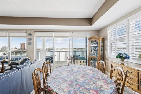 Condo in Redington Shores, Florida, 3 bedrooms  № 1815552 - photo 18