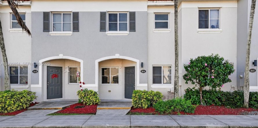 Townhouse in Homestead, Florida 2 bedrooms, 108.32 sq.m. № 1991743