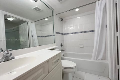 Купить кондоминиум в Майами, Флорида 2 спальни, 80.36м2, № 1850742 - фото 17