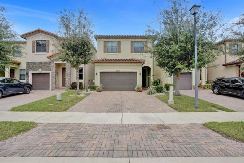 Casa en venta en Tamarac, Florida, 3 dormitorios, 171.13 m2 № 2395498 - foto 2