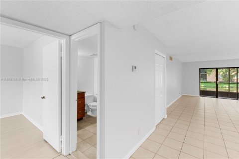 Condo in Weston, Florida, 2 bedrooms  № 1896855 - photo 8