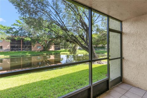 Condo in Weston, Florida, 2 bedrooms  № 1896855 - photo 17