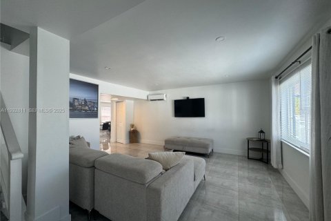 Propiedad comercial en venta en Fort Lauderdale, Florida № 1991047 - foto 3