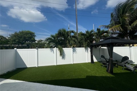 Propiedad comercial en venta en Fort Lauderdale, Florida № 1991047 - foto 2