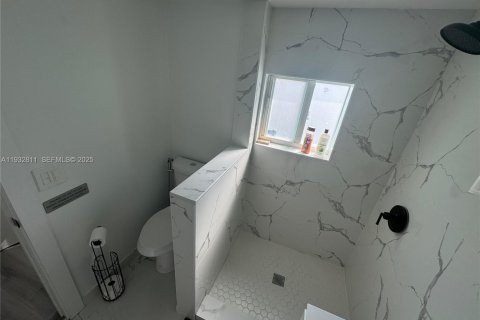 Propiedad comercial en venta en Fort Lauderdale, Florida № 1991047 - foto 11