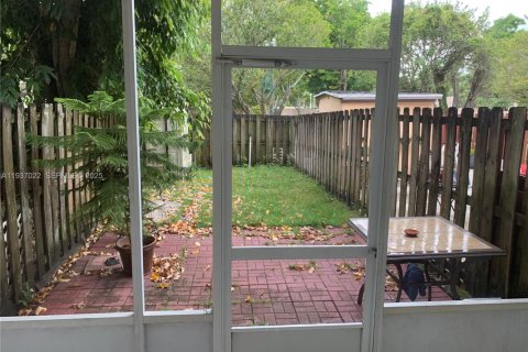 Condo in Miami, Florida, 1 bedroom  № 1994888 - photo 3