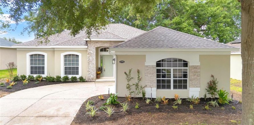 House in Clermont, Florida 3 bedrooms, 172.15 sq.m. № 2353382
