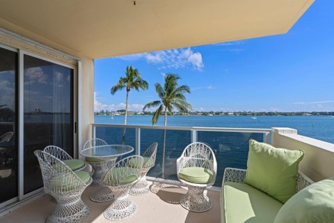 Condo in West Palm Beach, Florida, 3 bedrooms № 2244549 - photo 3