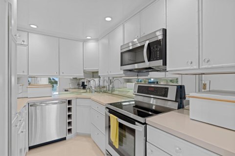Condo in West Palm Beach, Florida, 3 bedrooms № 2244549 - photo 17