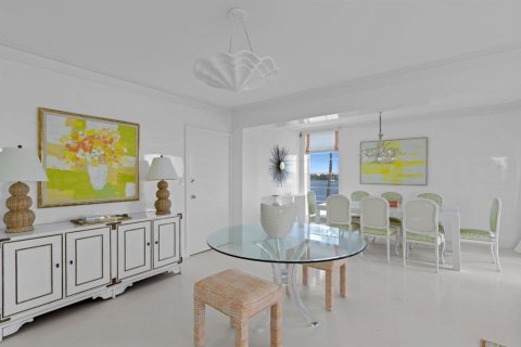 Condo in West Palm Beach, Florida, 3 bedrooms № 2244549 - photo 12