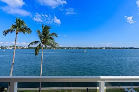 Condo in West Palm Beach, Florida, 3 bedrooms № 2244549 - photo 2