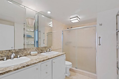Condo in West Palm Beach, Florida, 3 bedrooms № 2244549 - photo 19