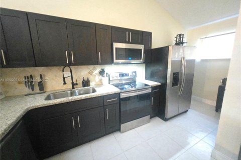 House in Plantation, Florida 2 bedrooms, 99.78 sq.m. № 1945629 - photo 3