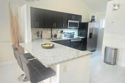 House in Plantation, Florida 2 bedrooms, 99.78 sq.m. № 1945629 - photo 4
