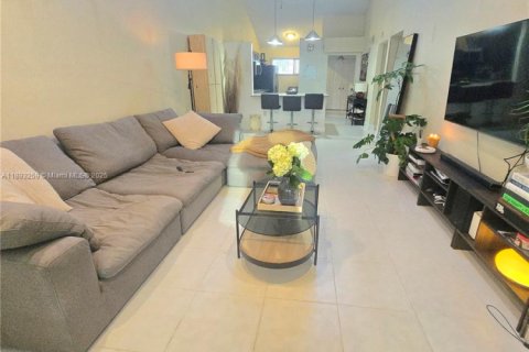 House in Plantation, Florida 2 bedrooms, 99.78 sq.m. № 1945629 - photo 1