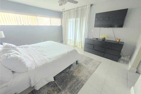House in Plantation, Florida 2 bedrooms, 99.78 sq.m. № 1945629 - photo 12