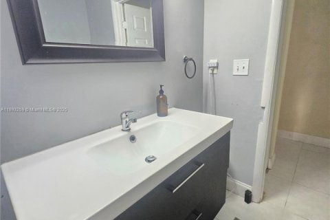 House in Plantation, Florida 2 bedrooms, 99.78 sq.m. № 1945629 - photo 13