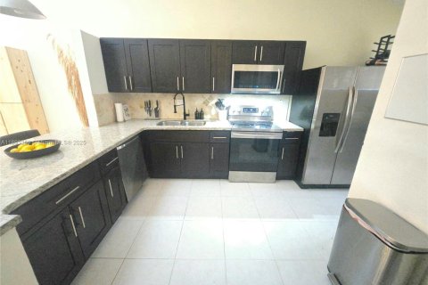 House in Plantation, Florida 2 bedrooms, 99.78 sq.m. № 1945629 - photo 2