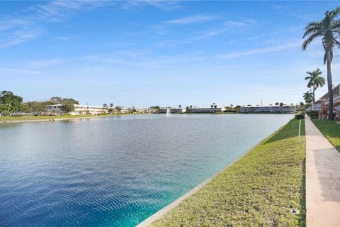 Condo in Hallandale Beach, Florida, 1 bedroom № 2246902 - photo 9