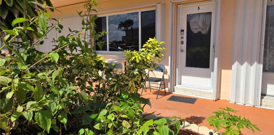 Condo in Hallandale Beach, Florida, 1 bedroom № 2246902