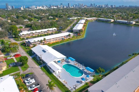 Condo in Hallandale Beach, Florida, 1 bedroom № 2246902 - photo 14