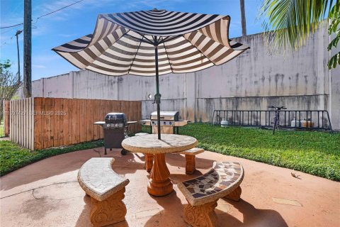 Condo in Hallandale Beach, Florida, 1 bedroom № 2246902 - photo 11