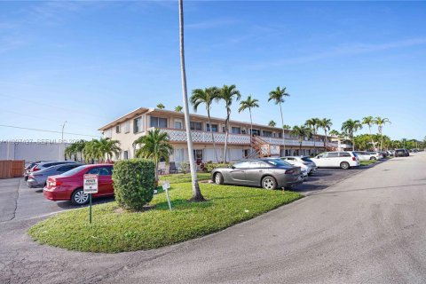 Condo in Hallandale Beach, Florida, 1 bedroom № 2246902 - photo 13