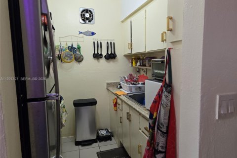 Condo in Hallandale Beach, Florida, 1 bedroom № 2246902 - photo 3