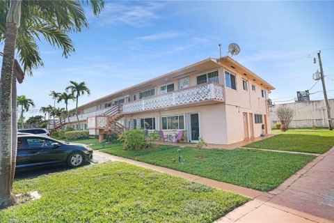 Condo in Hallandale Beach, Florida, 1 bedroom № 2246902 - photo 12
