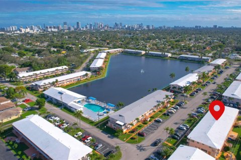 Condo in Hallandale Beach, Florida, 1 bedroom № 2246902 - photo 15
