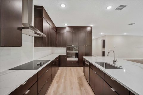 Casa en venta en Tampa, Florida, 4 dormitorios, 307.13 m2 № 2152380 - foto 4