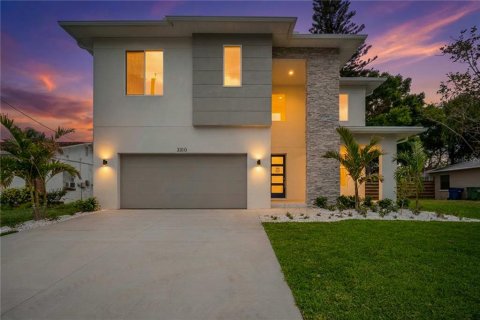House in Tampa, Florida 4 bedrooms, 307.13 sq.m. № 2152380
