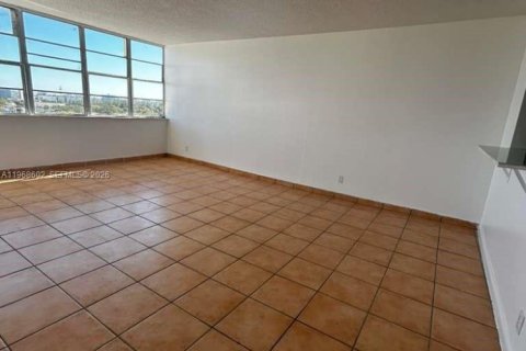Condo in North Miami Beach, Florida, 1 bedroom  № 2079518 - photo 3