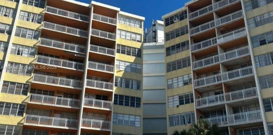 Condo in North Miami Beach, Florida, 1 bedroom  № 2079518