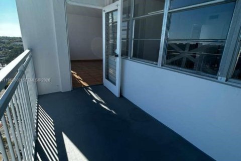 Condo in North Miami Beach, Florida, 1 bedroom  № 2079518 - photo 4