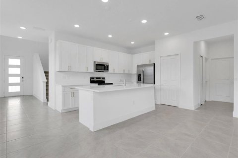 House in Orlando, Florida 5 bedrooms, 240.99 sq.m. № 2217997 - photo 6