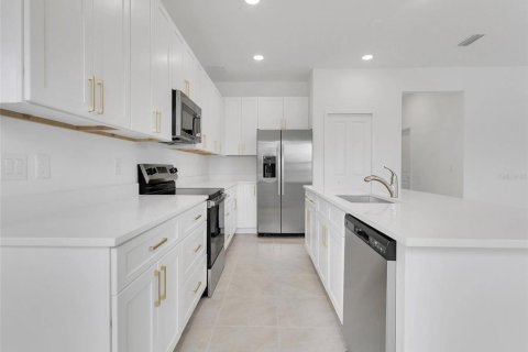House in Orlando, Florida 5 bedrooms, 240.99 sq.m. № 2217997 - photo 5