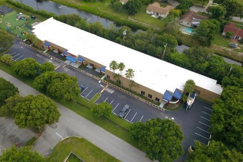 Immobilier commercial à Mangonia Park, Floride № 2082246