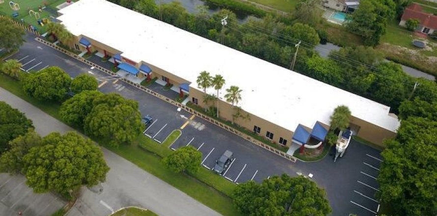 Immobilier commercial à Mangonia Park, Floride № 2082246