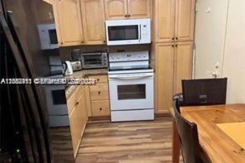 Condo in Hallandale Beach, Florida, 1 bedroom  № 2276673 - photo 12