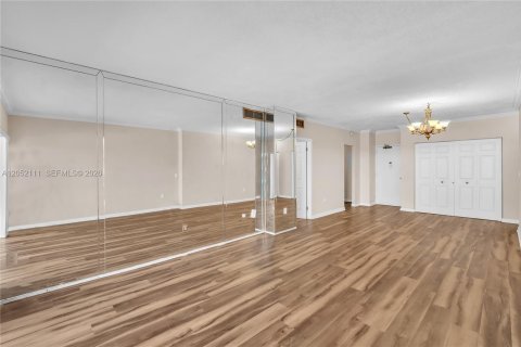 Condo in Hallandale Beach, Florida, 1 bedroom  № 2276673 - photo 7