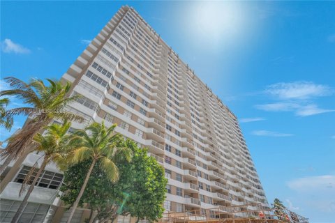 Condo in Hallandale Beach, Florida, 1 bedroom  № 2276673 - photo 29