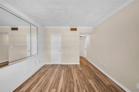 Condo in Hallandale Beach, Florida, 1 bedroom  № 2276673 - photo 17