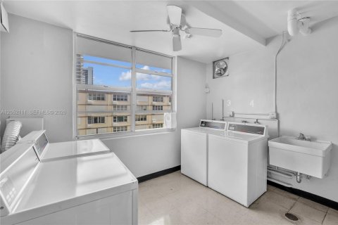 Condo in Hallandale Beach, Florida, 1 bedroom  № 2276673 - photo 26