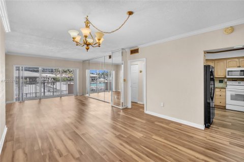Condo in Hallandale Beach, Florida, 1 bedroom  № 2276673 - photo 11